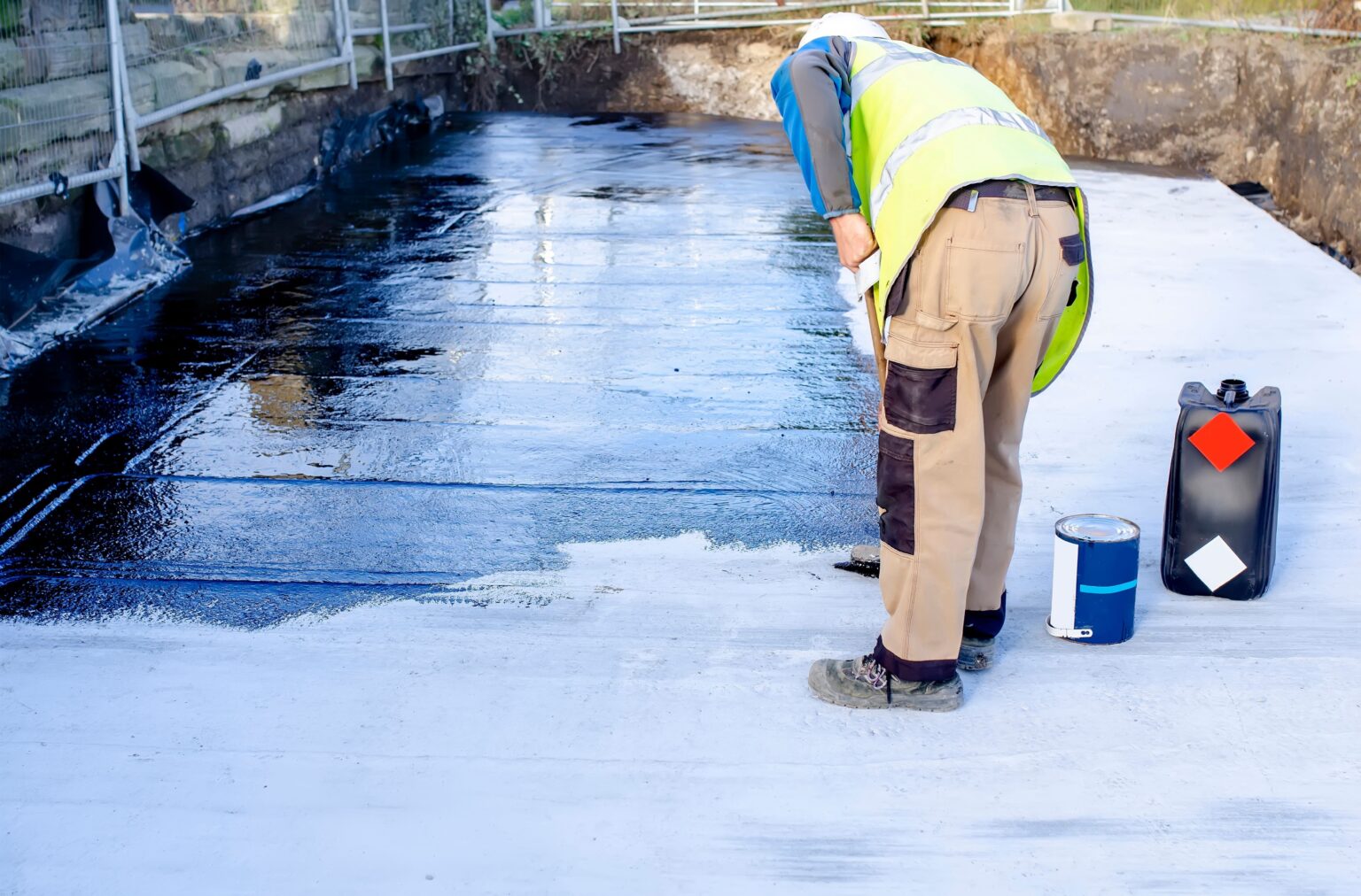 Operario de Tejados Madrid realizando la inspección técnica previa y localización de filtraciones de agua en una cubierta